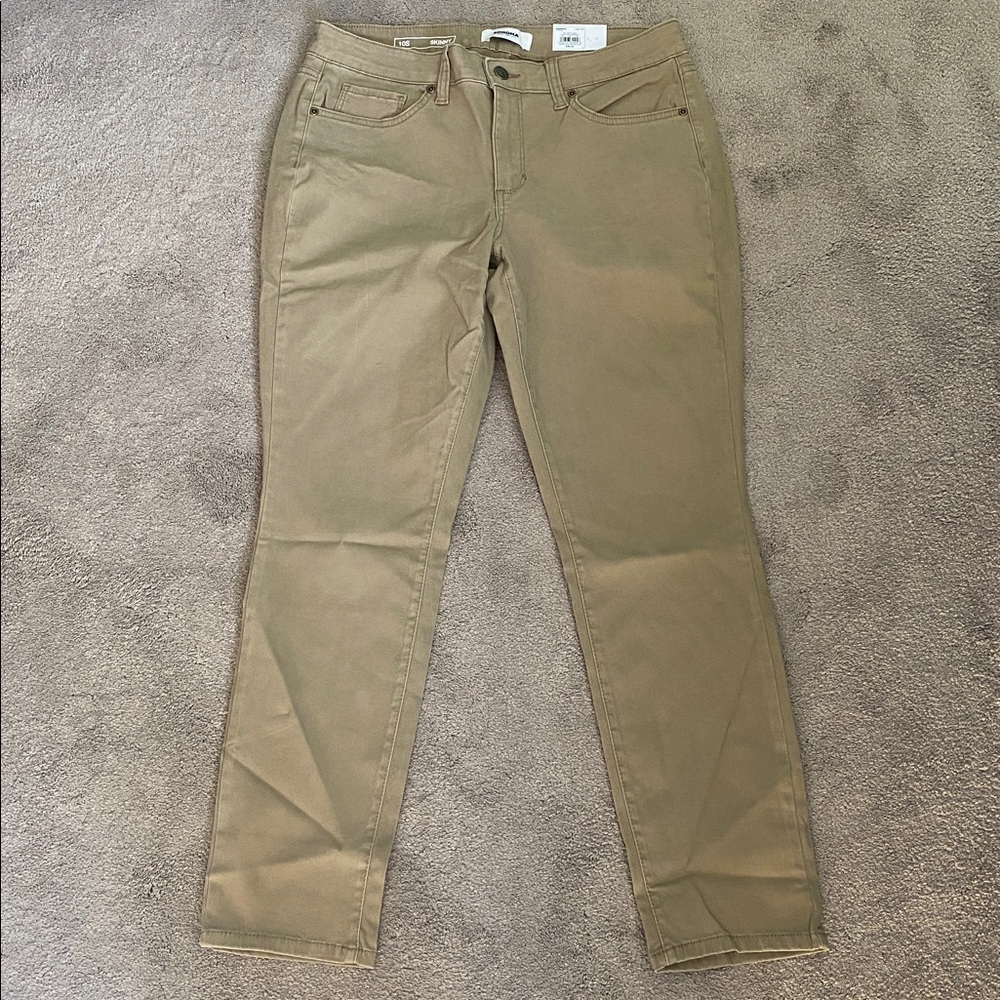 Sonoma women’s size 10 short skinny khaki pants
